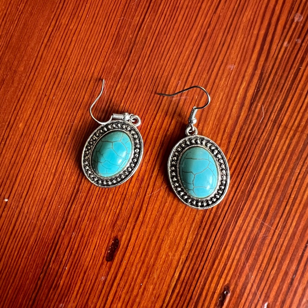 Faux turquoise silver statement bib necklace, turquoise earrings, turquoise set - Picture 5 of 5